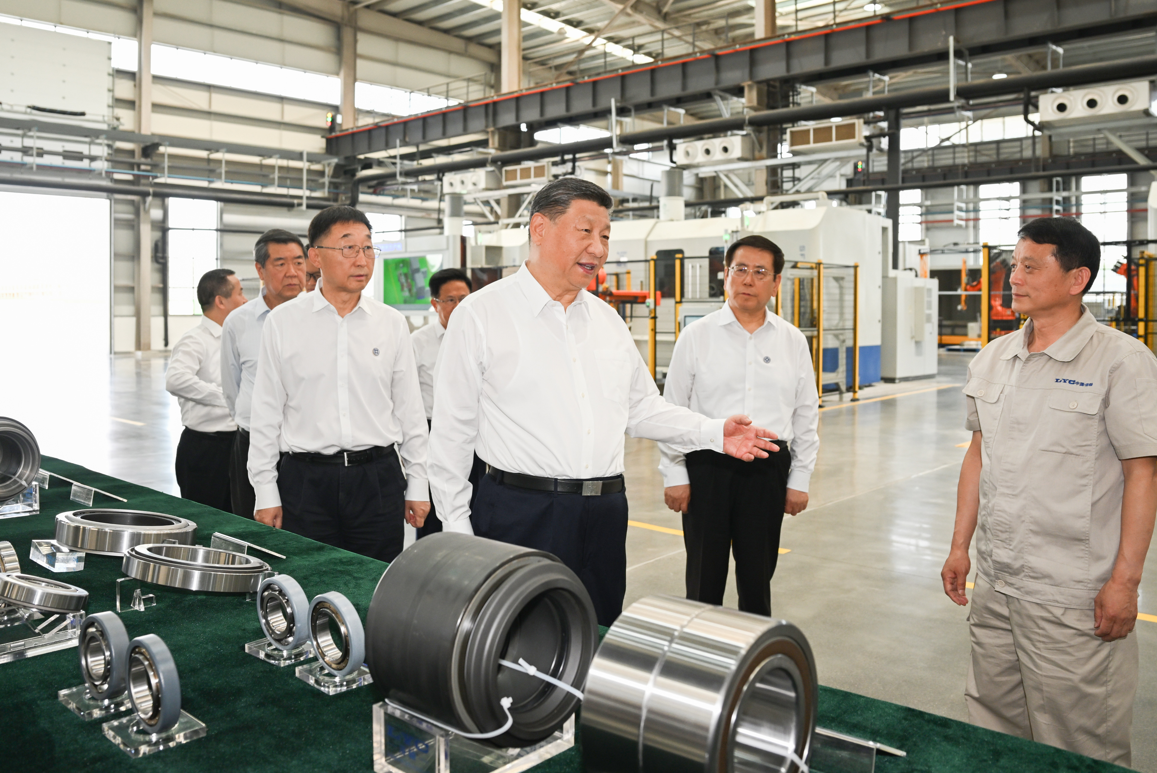 5月19日至20日，中共中央总书记、国家主席、中央军委主席习近平在河南考察。这是19日下午，习近平在洛阳轴承集团股份有限公司智能工厂考察。新华社记者 谢环驰 摄