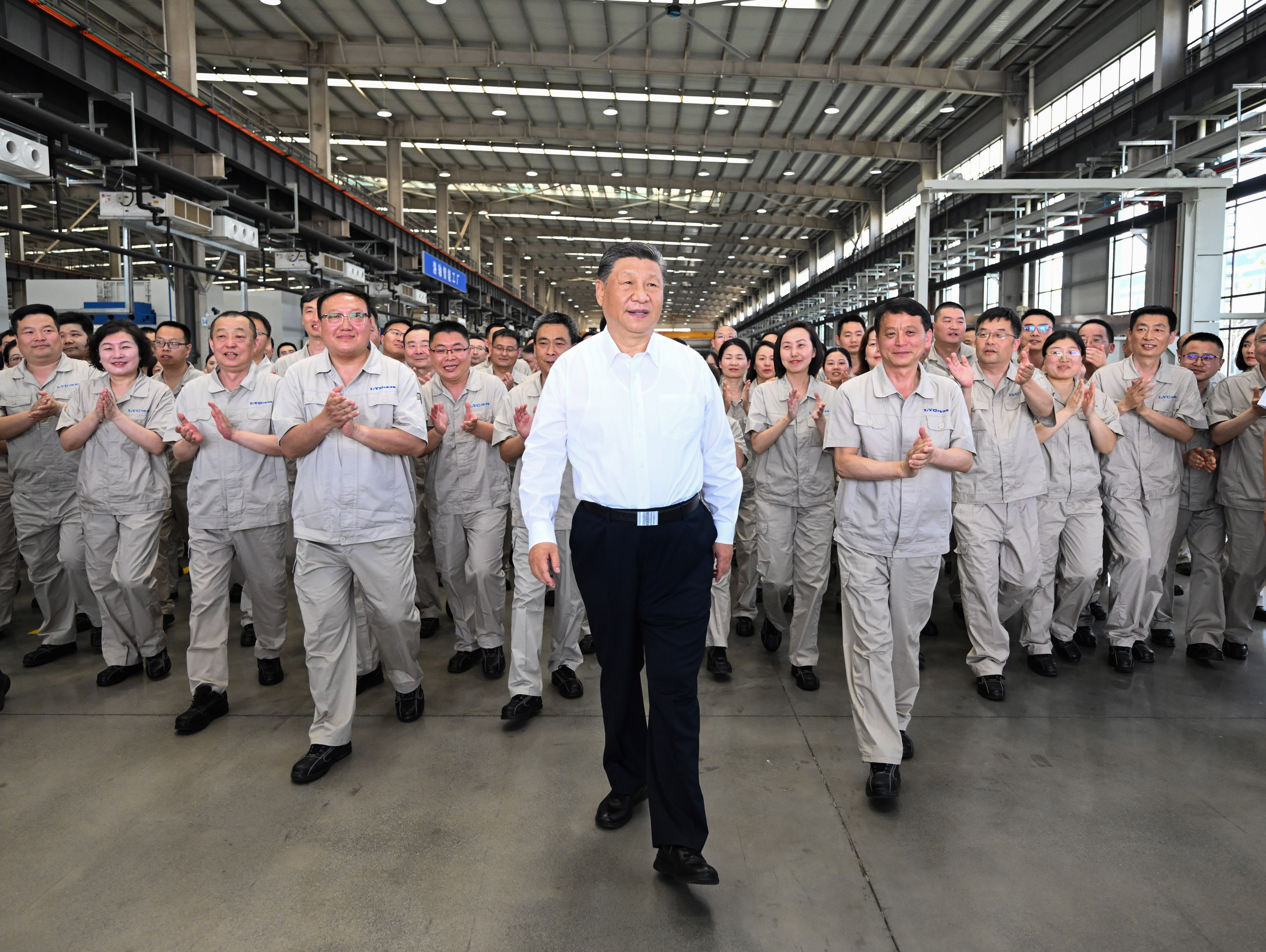 月19日至20日，中共中央总书记、国家主席、中央军委主席习近平在河南考察。这是19日下午，习近平在洛阳轴承集团股份有限公司智能工厂考察时，同企业职工在一起。新华社记者 燕雁 摄