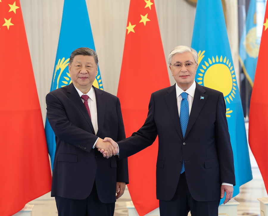 当地时间6月16日下午，哈萨克斯坦总统托卡耶夫同中国国家主席习近平在阿斯塔纳总统府举行会谈。