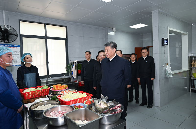 2024年11月5日，习近平总书记在湖北咸宁市嘉鱼县潘家湾镇四邑村养老服务驿站食堂考察。