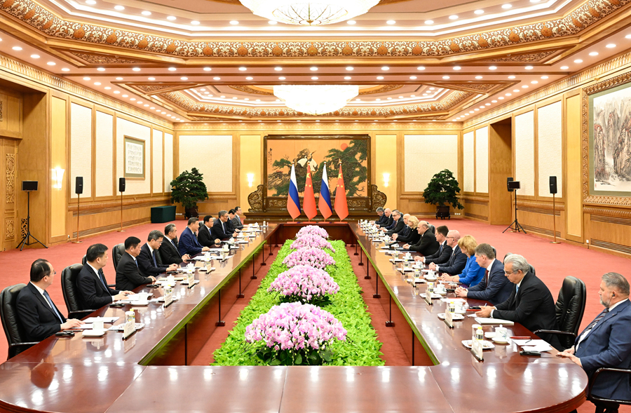 11月4日上午，国家主席习近平在北京人民大会堂会见俄罗斯总理米舒斯京。