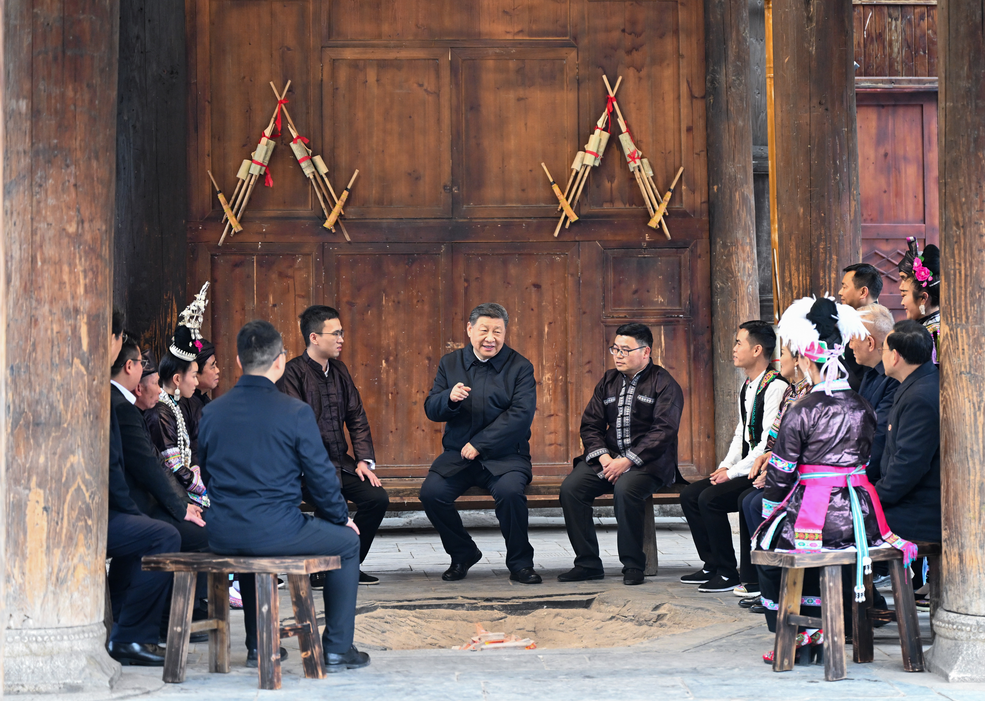 2025年3月17日下午，习近平总书记在黔东南州黎平县肇兴侗寨考察时，在信团鼓楼同村干部和村民代表围坐在火塘边，共话乡村全面振兴。